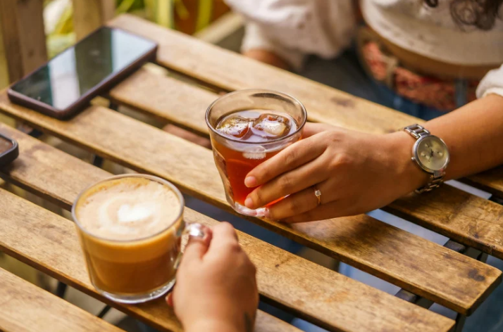 Why Tea Feels Different Than Coffee: Energy, Focus, and Daily Rhythm