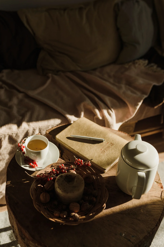 Herbal Tea and Sleep: Evening Routines That Support Rest (Without Pressure)